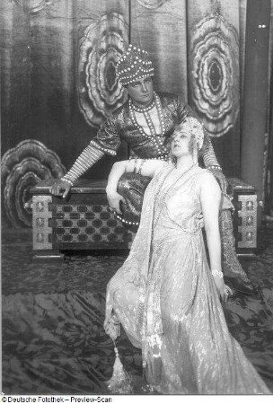 Die ägyptische Helena. Oper von Richard Strauss mit Elisabeth Rethberg als Helena, Curt Taucher als Menelas, Anneliese Petrich als Hermione, Maria Rajdl als Aithra und Friedrich Plaschke als Altair. Staatsoper Dresden, Uraufführung am 06.06.1928 als Auftakt der 1. Dresdner Opernfestspiele unter Leitung von Fritz Busch. Fotografie von Ursula Richter