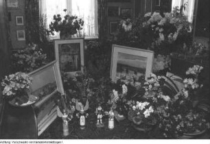 Dresden, Dresdner Kreuzchor. Festakt zum 70. Geburtstag von Rudolf Mauersberger (29. Januar 1959) in der Heinrich-Schütz-Kapelle der Dresdner Kreuzkirche, 1957/59. Gaben- und Blumenarragement privat
