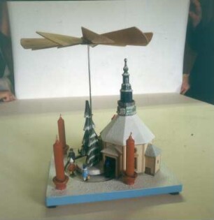 Seiffen. Pyramide mit der Seiffener Kirche als Modell und beweglichen, im Kreis sich drehenden Figuren