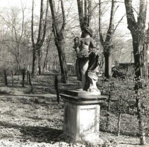 Altdöbern. Schloß Altdöbern. Schloßpark. Putto als Flora. Sandstein, 1755. Knöffler, Gottfried (1715/1779)