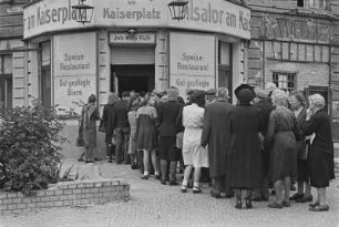 Währungsreform in den westlichen Sektoren im Juni 1948. Wartende vor der Geldausgabestelle im Speise-Restaurant "Pilsator am Kaiserplatz"
