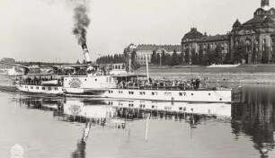 Personen-Seitenraddampfer "Blasewitz" (III, 1900, Werft Laubegast) vor den Ministerialgebäuden auf Fahrt stromauf