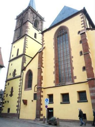 Stadtkirche-Ansicht von Westsüdwesten mit Langhaus über Giebelseite (Gotische Basilika) sowie Seitenschiff Nord und Kirchturm