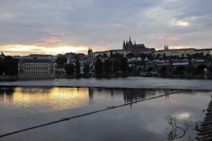 Kleinseite am Abend in Prag : Blick am Abend über die Moldau zur Kleinseite mit dem Burgberg Hradschin.Aufgenommen am 31. Juli 2009 in Prag