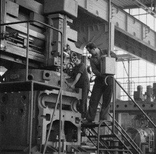 Rostock. VEB Dieselmotorenwerk Rostock. Arbeiter bei Montagearbeiten an einer Schiffsmaschine