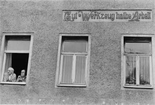Altes Paar an einem Fenster