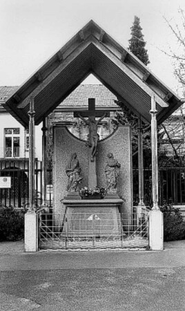Kreuzigungsgruppe; Hochheim am Main, Geheimrat-Hummel-Platz 1a, Mainzer Straße 29