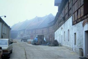 Stallgebäude und Scheunen des Rittergutes hinter dem alten Schloss; Schrott, Geräte