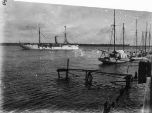 Flussufer : Schiffe auf dem Rio Coatzacoalcos, vorn Kanonenboote