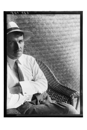 Portrait Kurt Beyer : Thailand. Dr. Kurt Beyer, sitzend mit Hut, 1908/1913
