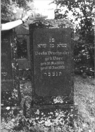 Grabstein 133 (Index: 99799460) Material: Granit Zustand: gut Maße HxBxT: 157x61x21 cm Beschreibung: Stele, Schriftfeld erhaben, Sockel: Grabstein 133