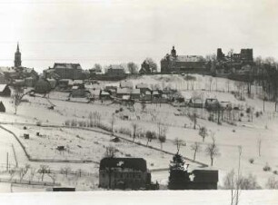 Frauenstein, Ansicht von Osten mit Kirche, Schloss und Burgruine im Winter