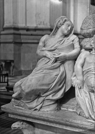 Grabmal Kardinal Juan de Tavera: Tugenden an den Ecken des Sarkophages
