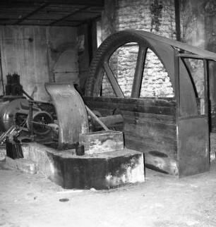 Dampfmaschinenanlage. 1886/1900. Dampfmaschine (Teilansicht) und Radantrieb. Lommatzsch, Meißner Straße 22 (im hinteren Anbau?)
