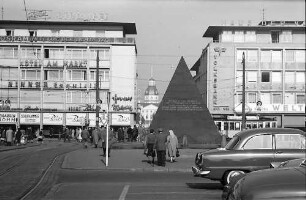 Karlsruhe: Pyramide und Geschäftshäuser