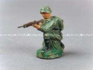 Soldat, stehend, mit Waffe im Anschlag