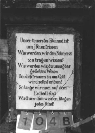 Grabstein 104 (Index: 100106447) Material: Marmor, Sockel Sandstein Zustand: Platte einzementiert Maße HxBxT: 317x63x45 cm Beschreibung: Obelisk, in der Mitte eingezogen, profilierter, getreppter Sockel, auf dem Sockel rechteckige Schrifplatte Symbolik: floral: Grabstein 104B
