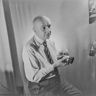 Fotograf mit Kamera : Portrait des Fotografen Kurt Heine (1906-1986)