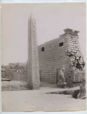 Tempel von Luxor, Luxor (Theben-Ost): Ansicht, Pylon und Obelisk von Ramses II.
