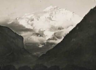 Schweiz. Blick aus Richtung Interlaken auf die wolkenverhangene Jungfrau (4.158 m.ü.A), dem dritthöchsten Berg der Berner Alpen