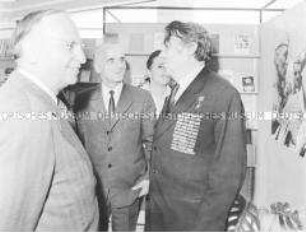 Erich Mückenberger und sowjetische Gäste besuchen eine Ausstellung der DSF