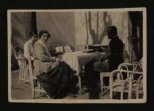 Gerty von Hofmannsthal mit einer jungen Frau (wohl Christiane) und einem Herrn auf der Terrasse vor dem Rodauner Haus