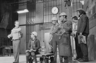 Szenenbilder aus "Die Abenteuer der Johanna von Döbeln", Schauspiel von Helmut Baierl. Maxim-Gorki-Theater Berlin, 15.06.1976 (Premiere am 18.06.1976) : Mit Swetlana Schönfeld (Johanna Deike), Dieter Wien (Günter Klein), Christoph Engel (Eduard Rohnert), Dietmar Obst (Arno), Lotte Loebinger/Ursula Mundt (Blumenfrau), Evamaria Bath (Rau Lobstett), Jochen Thomas (Paul Lobstett), Christa Löser (Krankenschwester), Tim Hoffmann (Schöffe) u. a.