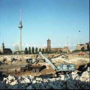 Sowjetische Soldaten beseitigen Fundamente des Berliner Stadtschlosses für den Bau des Palastes der Republik