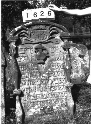 Grabstein 1626 (Index: 100097816) Maße HxBxT: 126x70x19 cm Symbolik: Krone, Kranz, Levitenkanne: Grabstein 1626