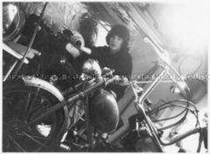 Junge mit Motorrädern (Altersgruppe 14-17)