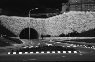 Laibach, Ljubljana: Straßentunnel durch den Burgberg