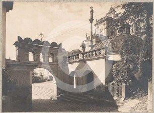 Südwestliches Tor vor der Wallfahrtskirche Albendorf