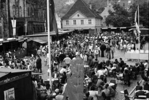 Freiburg: Freiburger Weinfest 1975; Besucher vor den Buden auf dem Münsterplatz; von oben