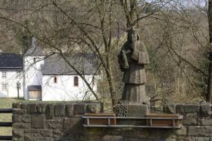 Heiligenfigur auf einer Brücke