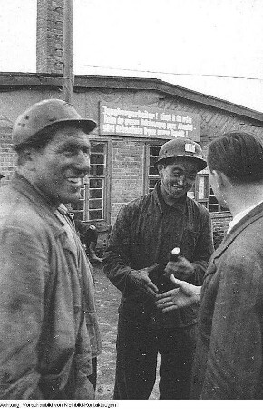 Lauchhammer? Braunkohletagebau. Arbeitsalltag, 1957/59 & Braunkohletagebau. Brigademitglieder (Bergarbeiter) diskutieren und Arbeitsalltag, 1957/59