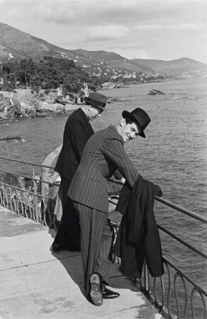 Reisefotos Italien. Zwei Männer an einer Uferpromenade