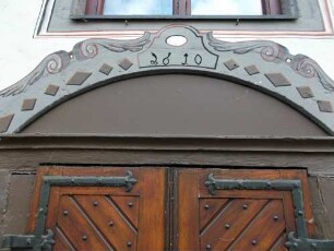 Stadtbild-Kirchstraße-Haus Nr 10 (erbaut 1610) über Giebelseite- steinerner Stock-Zugangstor mit Jahreszahl 1610 im Gewändebogen (Bauinschrift)