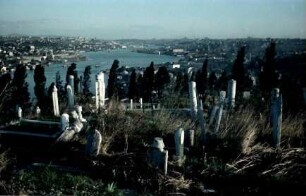 [Istanbul: Friedhof mit Blick über die Stadt]
