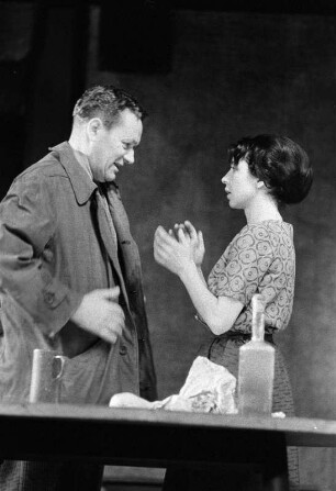 Szenenbilder aus "Die Spieldose" von Georg Kaiser (Regie: Horst Schönemann, Ausstattung: Dieter Berge). Maxim-Gorki-Theater Berlin, 02.06.1961 (Premiere am 06.06.1961) : Mit Albert Hetterle (Pierre Chaudraz), Ruth-Maria Kemper (Noelle), Uwe-Detlev Jessen (Paul Chaudraz) und Heinz Scholz (Parmelin)