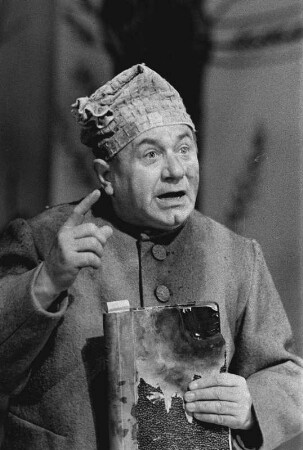 Szenenbilder aus "Der Müller von Sanssouci" von Peter Hacks in der Regie von Wolfgang Langhoff. Kammerspiele (Deutsches Theater) Berlin, Uraufführung 05.03.1958 : Mit Herwart Grosse als Friedrich II., Paul R. Henker als Müller, Ernst Kahler, Josef von Santen als Prinz Heinrich, Hans Stetter als de Catt, Werner Pledath als Bäcker Wewerka, Werner Segtrop, Ulrich Thein als Knecht Nickel, Karla Runkehl als Magd, A. P. Hoffmann als Landrat Tornow, Harry Berber als Trescho u. a.