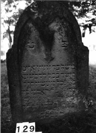 Grabstein 129 (Index: 100085488) Maße HxBxT: 110x68x16 cm Beschreibung: eingezog. Spitzbogenabschl. , Schriftfelder eingetieft m. zweibogigem Abschl.: Grabstein 129