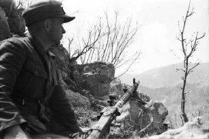 Soldat an einem Maschinengewehr
