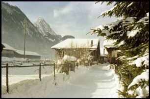 Saanen: Dorfstraßen im Schnee