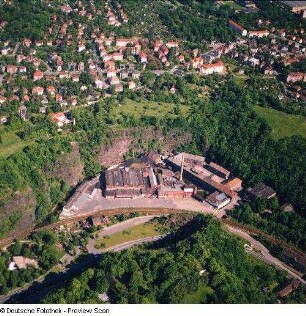 Dresden-Plauen. Plauenscher Grund mit Weißeritz. Blick über Tharandter Straße, Brauerei Felsenkeller Dresden und Hohen Stein. Luftbild-Schrägaufnahme von Westen