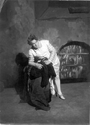 Sly. Oper von E. Wolf-Ferrari. Staatsoper Dresden, deutsche Erstaufführung 13.10.1928 unter Leitung von Fritz Busch (Regie: Otto Erhardt) : Curt Taucher in der Titelpartie. Fotografie (Negativabzug auf Papier) von Ursula Richter
