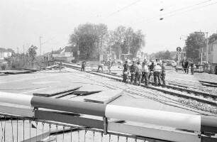 Gleisbauarbeiten am schienengleichen Bahnübergang in Hagsfeld.