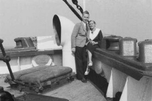 Bordleben. Junges Paar an Deck eines Passagierschiffes
