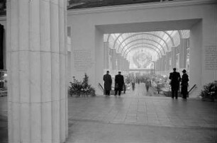 Blick auf den Eingangsbereich zur Messehalle der Sowjetunion im Ringmessehaus