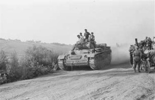 Zweiter Weltkrieg. Frontbilder. Sowjetunion. Panzer auf einer unbefestigten Landstraße