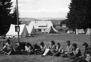 Thurner: ungarisches Pfadfinderlager im Schwarzwald, Spielwiese, Jungen und Mädel sitzen im Kreis